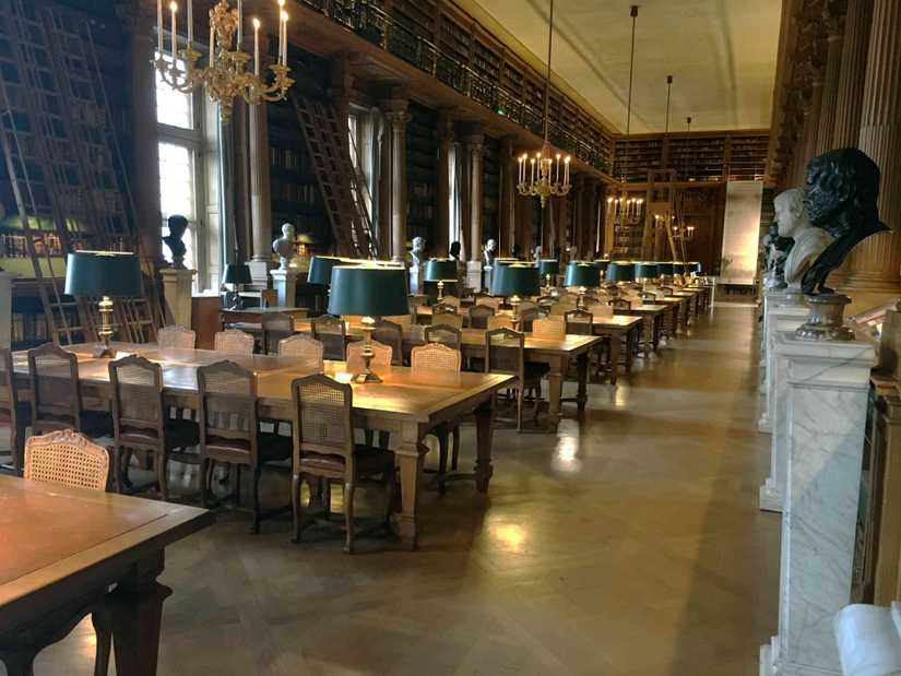 Photo of the open reading room in the Bibliothèque Mazarine.
